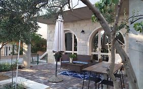 Holiday Home With Free Parking By The Beach